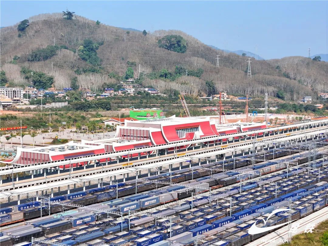 中老鐵路：跨越山河推動(dòng)貿易往來(lái)